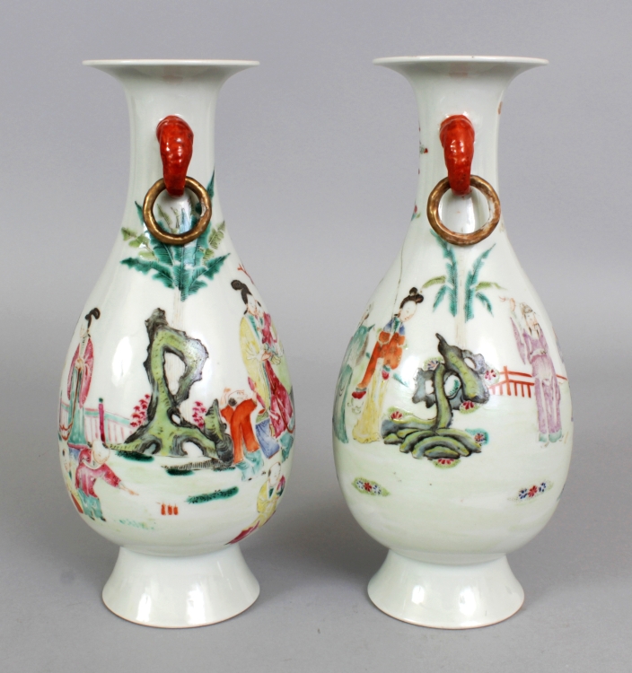 A PAIR OF LATE 19TH CENTURY CHINESE FAMILLE ROSE PORCELAIN VASES, with loose ring handles, one - Image 4 of 7