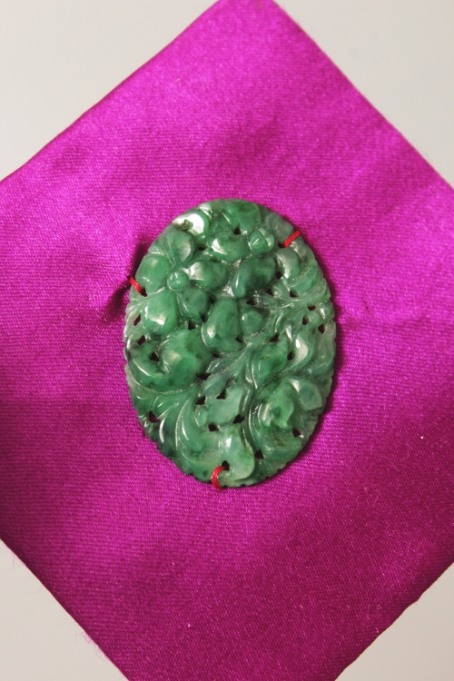 A SMALL FINE QUALITY 20TH CENTURY CHINESE CARVED & PIERCED SPINACH-GREEN JADE OVAL PLAQUE, mounted - Image 3 of 4
