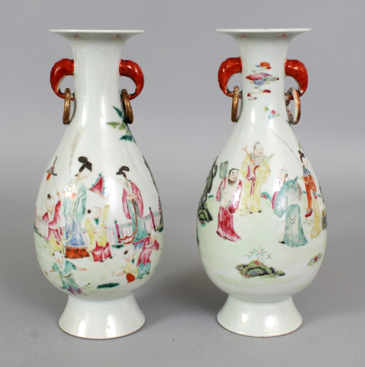 A PAIR OF LATE 19TH CENTURY CHINESE FAMILLE ROSE PORCELAIN VASES, with loose ring handles, one