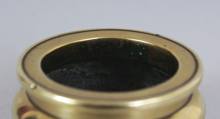 A GOOD SMALL 17TH/18TH CENTURY CHINESE POLISHED BRONZE TRIPOD CENSER, weighing 145gm, the interior - Image 5 of 7