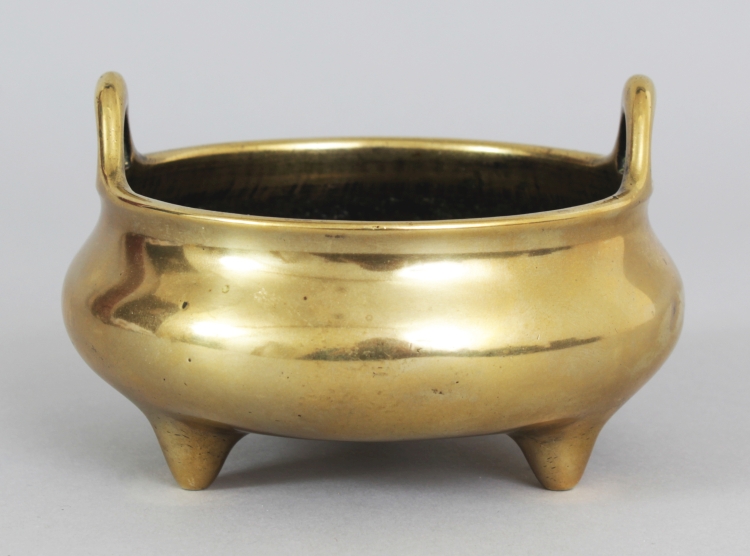 A 19TH CENTURY CHINESE POLISHED BRONZE TRIPOD CENSER, weighing 440gm, the rim with double upright - Image 3 of 8