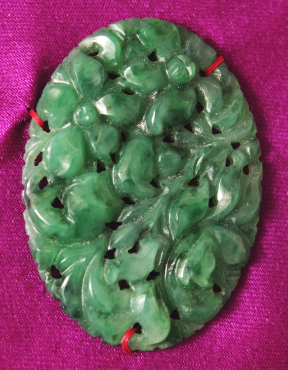 A SMALL FINE QUALITY 20TH CENTURY CHINESE CARVED & PIERCED SPINACH-GREEN JADE OVAL PLAQUE, mounted