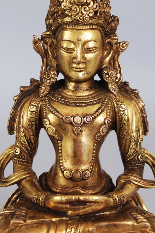 A GOOD QUALITY CHINESE GILT BRONZE FIGURE OF AMITAYUS BUDDHA, seated in dhyanasana on a double lotus - Image 5 of 7