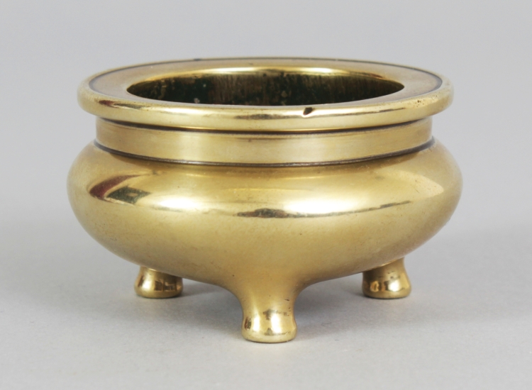 A GOOD SMALL 17TH/18TH CENTURY CHINESE POLISHED BRONZE TRIPOD CENSER, weighing 145gm, the interior