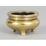 A GOOD SMALL 17TH/18TH CENTURY CHINESE POLISHED BRONZE TRIPOD CENSER, weighing 145gm, the interior