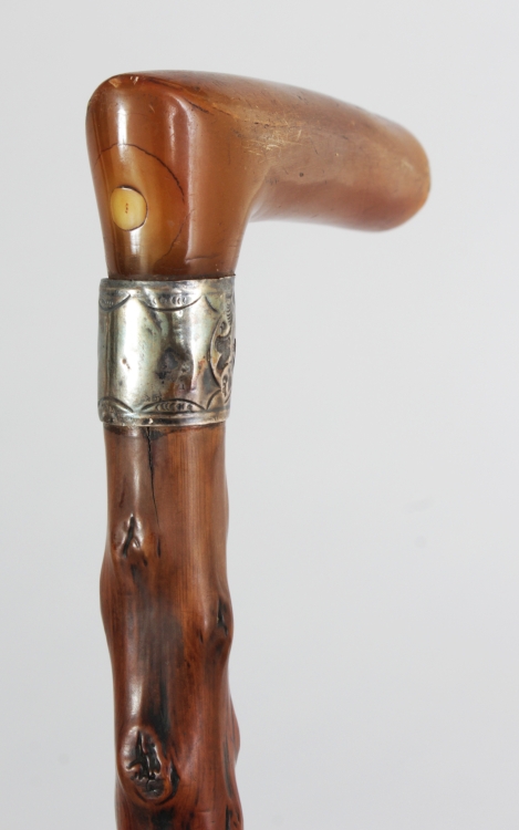 A HORN HANDLED KNARLED WOOD WALKING STICK, the handle possibly rhino horn, the neck with an embossed - Image 3 of 5