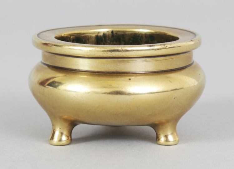 A GOOD SMALL 17TH/18TH CENTURY CHINESE POLISHED BRONZE TRIPOD CENSER, weighing 145gm, the interior - Image 3 of 7