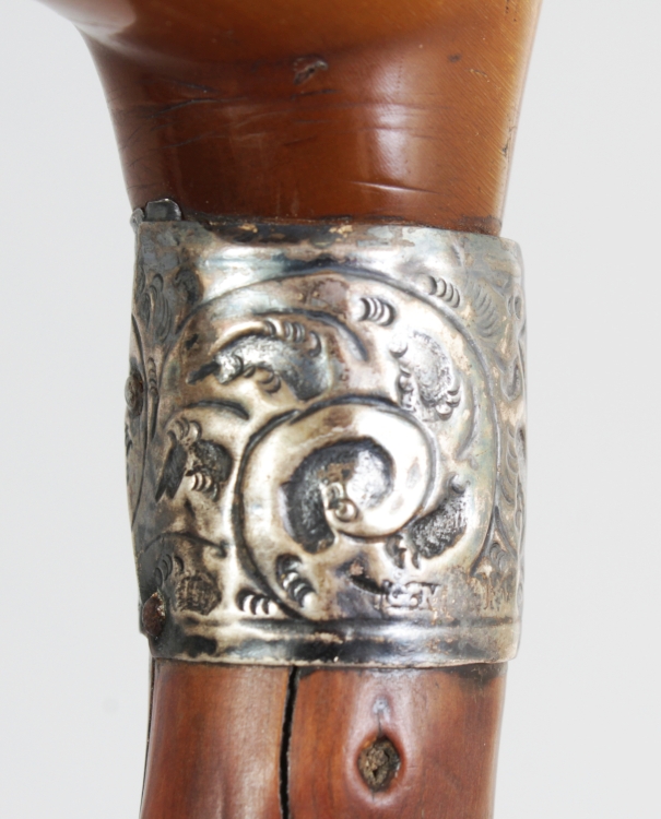 A HORN HANDLED KNARLED WOOD WALKING STICK, the handle possibly rhino horn, the neck with an embossed - Image 5 of 5