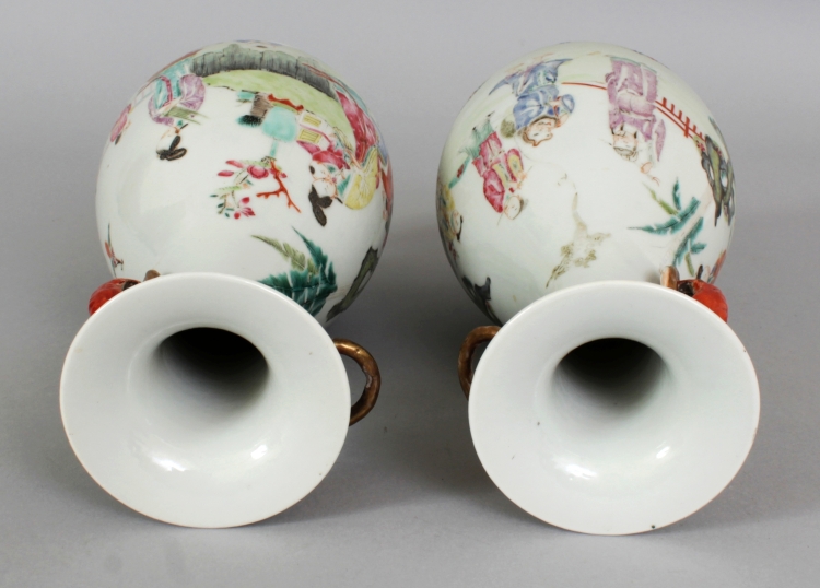 A PAIR OF LATE 19TH CENTURY CHINESE FAMILLE ROSE PORCELAIN VASES, with loose ring handles, one - Image 5 of 7