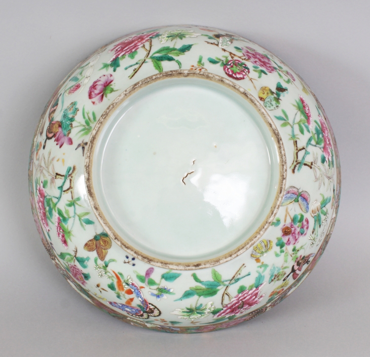 A GOOD QUALITY CHINESE DAOGUANG PERIOD CANTON PORCELAIN PUNCH BOWL, circa 1840, painted in vivid - Image 10 of 10