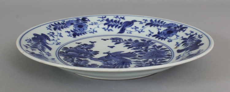 A GOOD JAPANESE EARLY ARITA BLUE & WHITE PORCELAIN DISH, circa 1700, its centre painted with two - Image 2 of 4