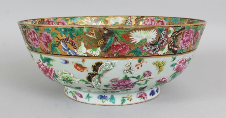 A GOOD QUALITY CHINESE DAOGUANG PERIOD CANTON PORCELAIN PUNCH BOWL, circa 1840, painted in vivid - Image 3 of 10