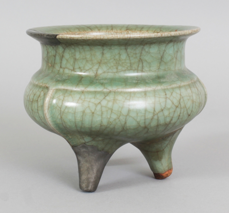 A CHINESE SOUTHERN SONG DYNASTY LONGQUAN CELADON TRIPOD CENSER, formerly from the collection of - Image 2 of 7
