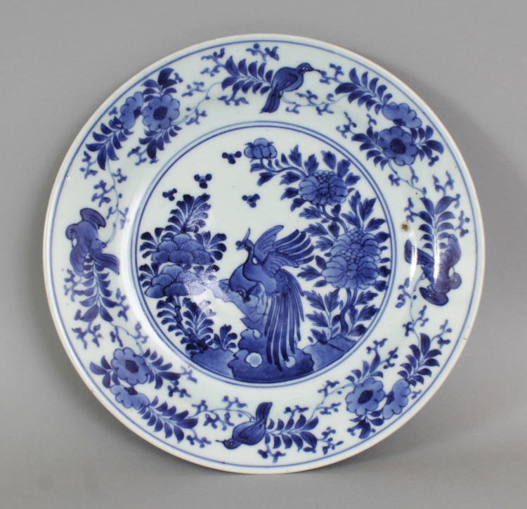A GOOD JAPANESE EARLY ARITA BLUE & WHITE PORCELAIN DISH, circa 1700, its centre painted with two