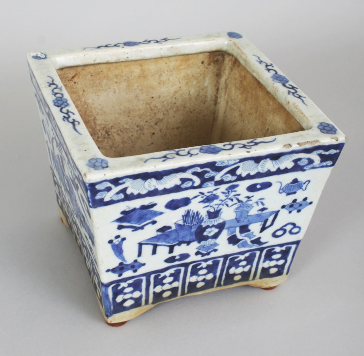 A 19TH CENTURY CHINESE SQUARE SECTION BLUE & WHITE PORCELAIN JARDINIERE, the flaring sides painted - Image 5 of 7