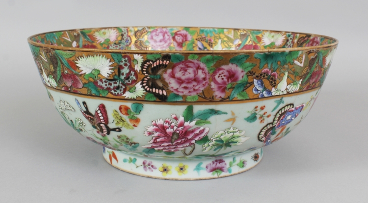 A GOOD QUALITY CHINESE DAOGUANG PERIOD CANTON PORCELAIN PUNCH BOWL, circa 1840, painted in vivid