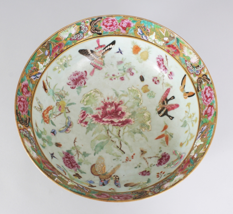 A GOOD QUALITY CHINESE DAOGUANG PERIOD CANTON PORCELAIN PUNCH BOWL, circa 1840, painted in vivid - Image 6 of 10