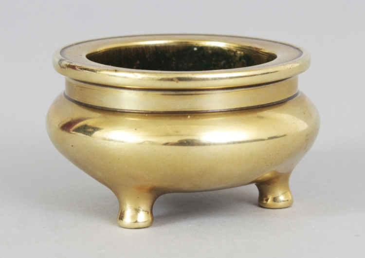 A GOOD SMALL 17TH/18TH CENTURY CHINESE POLISHED BRONZE TRIPOD CENSER, weighing 145gm, the interior - Image 2 of 7