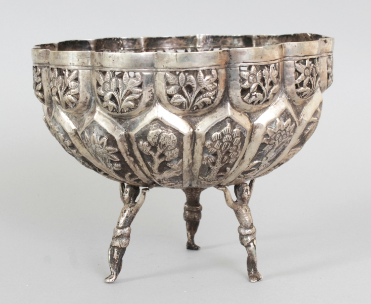 A SOUTH-EAST ASIAN EMBOSSED SILVER-METAL BOWL, weighing 285gm, supported on three figural feet, - Image 3 of 8