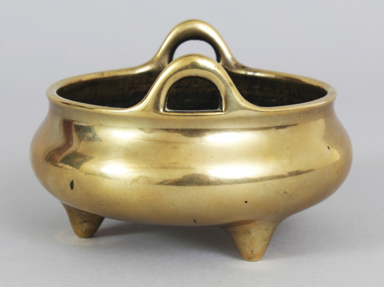 A 19TH CENTURY CHINESE POLISHED BRONZE TRIPOD CENSER, weighing 440gm, the rim with double upright - Image 4 of 8