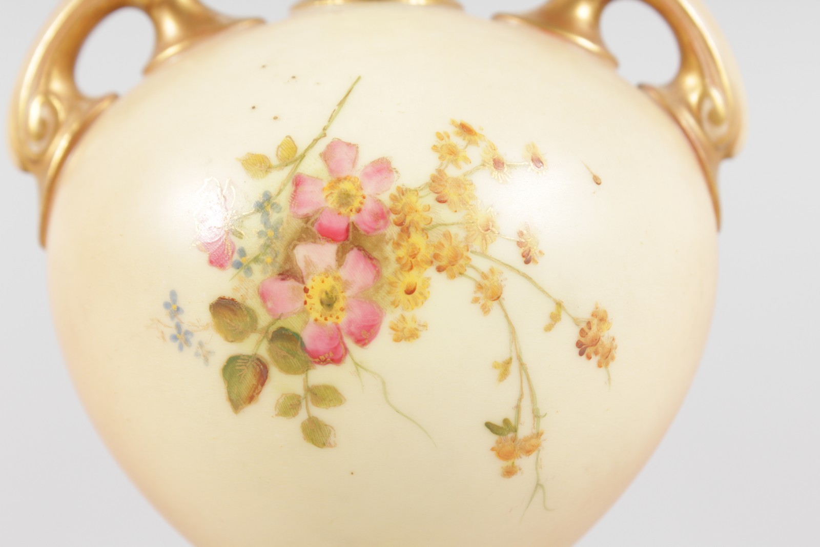 A ROYAL WORCESTER TWO HANDLED BLUSH IVORY VASE, painted with flowers, shape 2249, date code for - Image 6 of 8