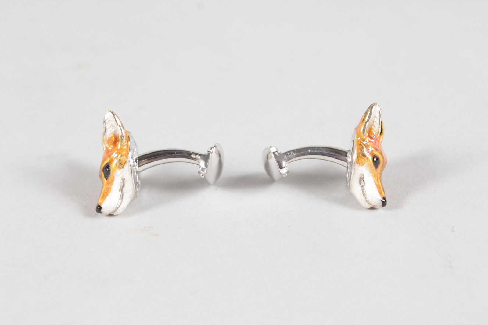 A PAIR OF FOXES HEAD CUFFLINKS. - Image 2 of 4
