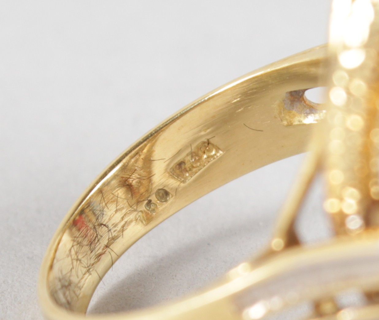 AN 18CT WHITE AND YELLOW GOLD DIAMOND RING. - Image 4 of 4