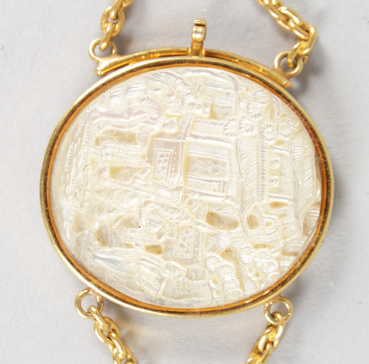 A SUPERB GOLD BRACELET set with SEVEN CARVED CHINESE MOTHER-OF-PEARL OVALS. - Image 2 of 9