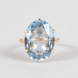 A LARGE BLUE STONE 9CT YELLOW GOLD DRESS RING.