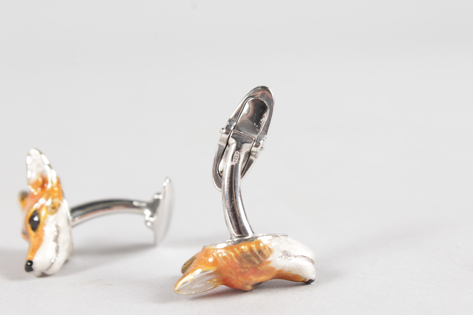 A PAIR OF FOXES HEAD CUFFLINKS. - Image 3 of 4