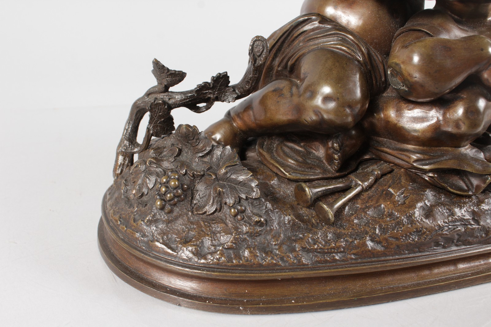 A GOOD 19TH CENTURY FRENCH BRONZE GROUP OF TWO YOUNG CUPIDS depicting harvest, holding grapes. 15ins - Image 4 of 9