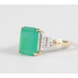 AN EMERALD COLOURED STONE 9CT YELLOW GOLD RING.