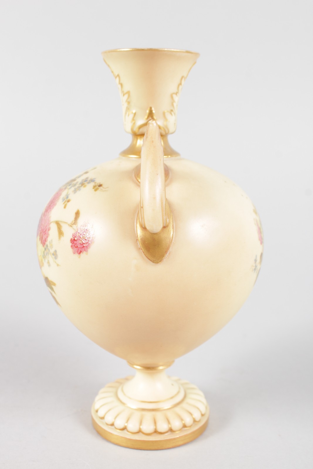 A ROYAL WORCESTER TWO HANDLED BLUSH IVORY VASE, painted with flowers, shape 2249, date code for - Image 5 of 8