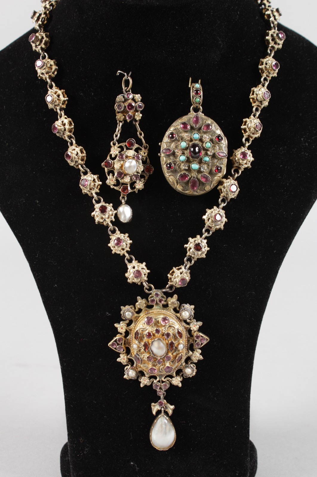 A LOVELY 19TH CENTURY RUSSIAN NECKLACE, PENDANT AND LOCKET inset with semi-precious stones and