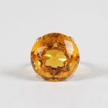 A LARGE SINGLE STONE AMBER 9CT YELLOW GOLD RING.