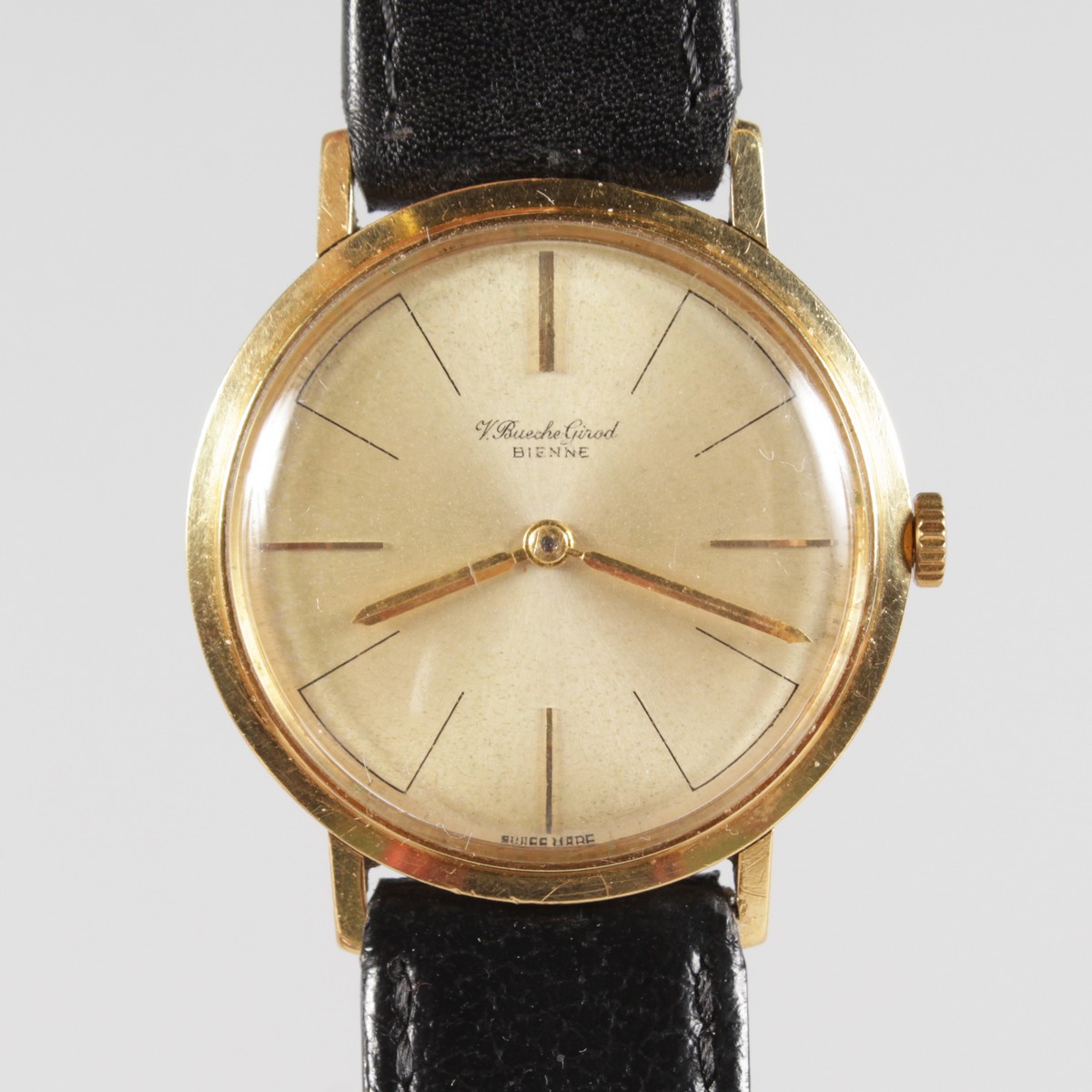 A GENTLEMAN'S V. BUECHE GIROD BIENNE 18CT YELLOW GOLD WRISTWATCH with leather strap, in a red box.