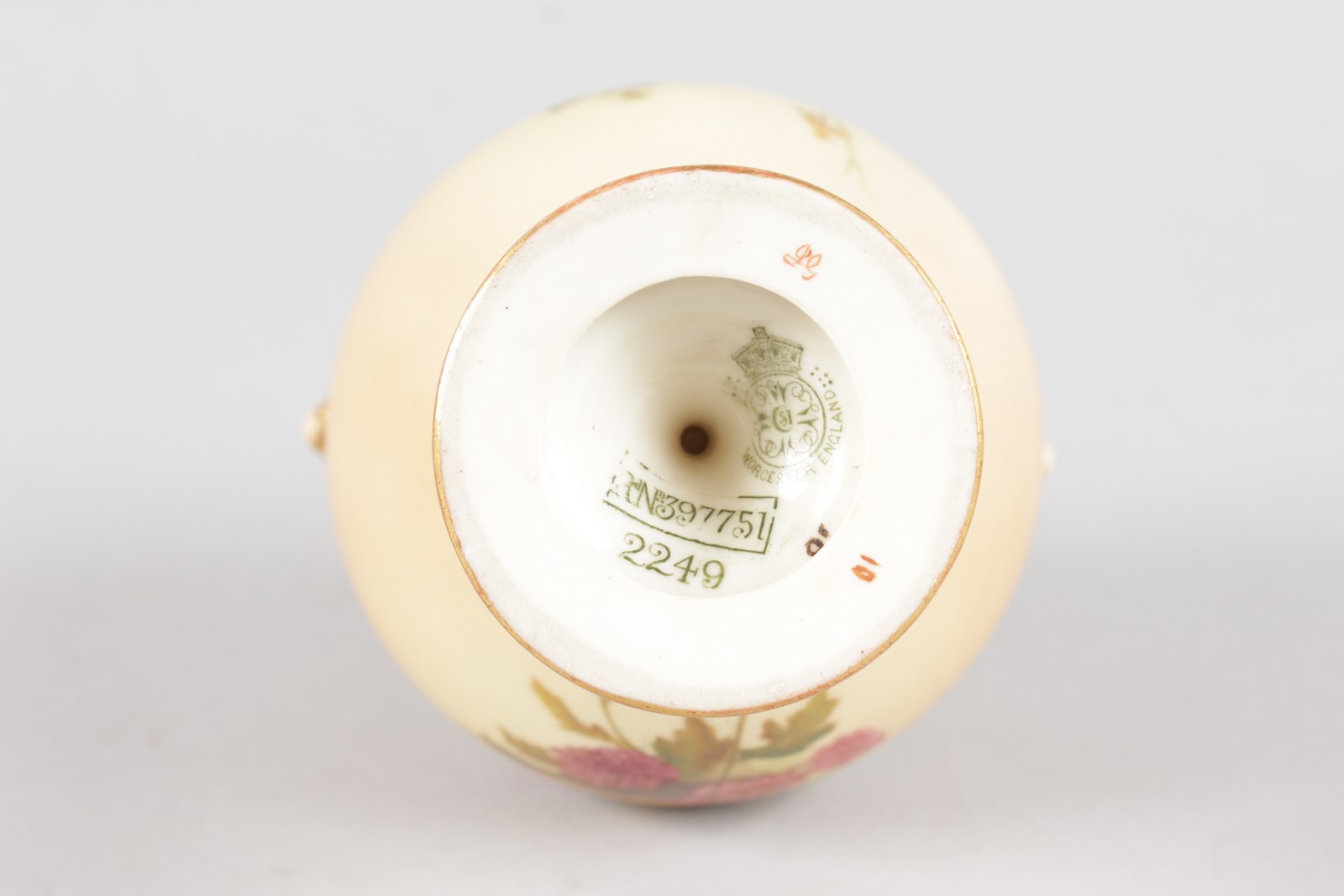 A ROYAL WORCESTER TWO HANDLED BLUSH IVORY VASE, painted with flowers, shape 2249, date code for - Image 7 of 8