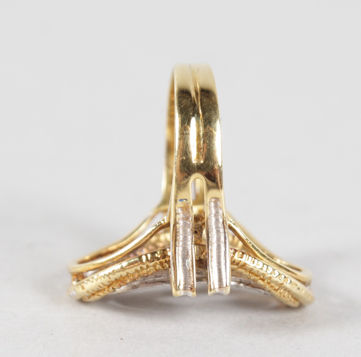 AN 18CT WHITE AND YELLOW GOLD DIAMOND RING. - Image 3 of 4