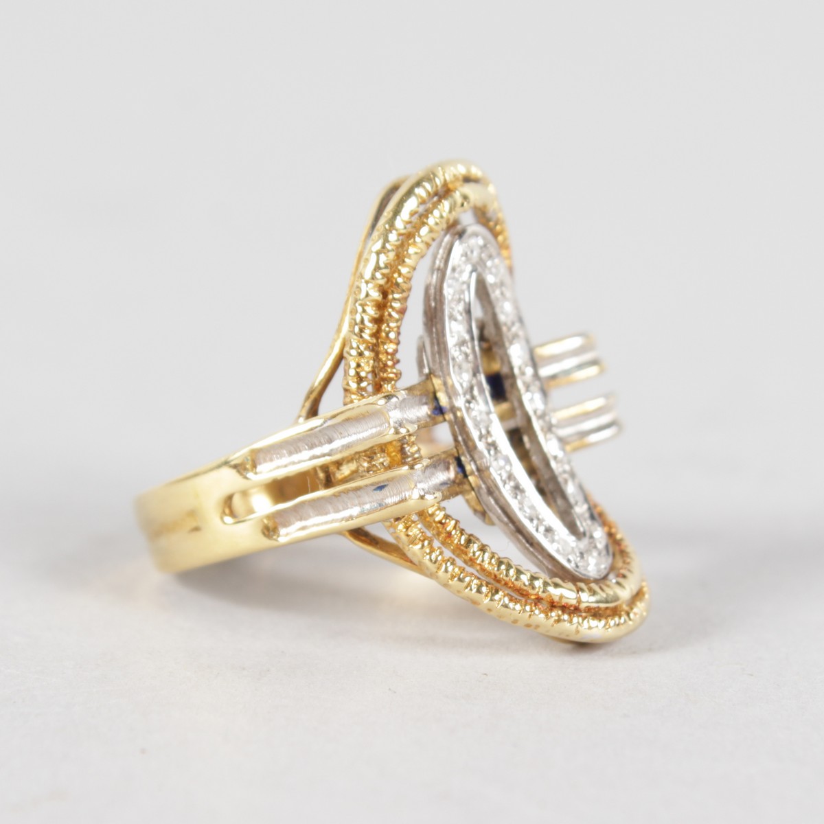 AN 18CT WHITE AND YELLOW GOLD DIAMOND RING. - Image 2 of 4