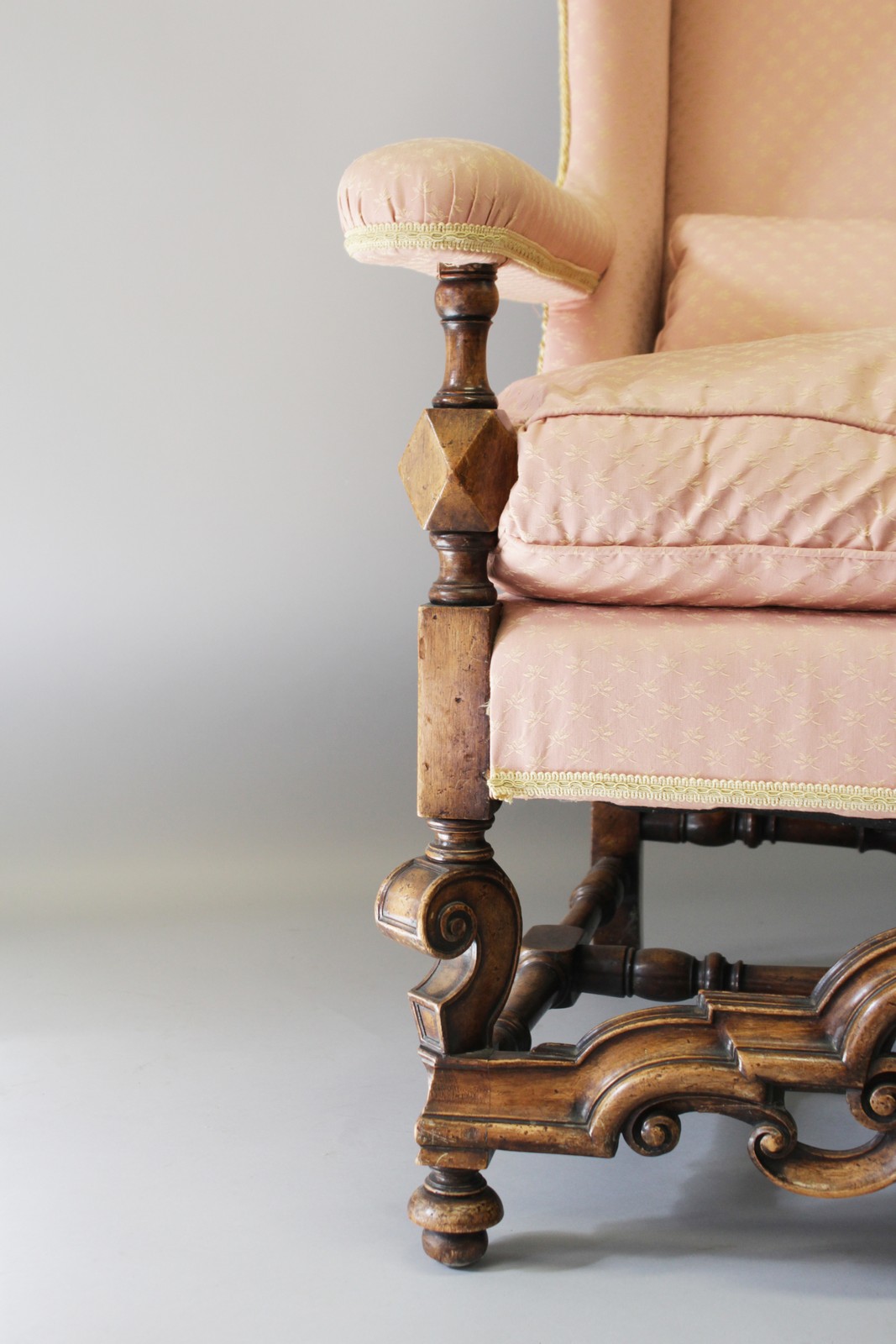 A QUEEN ANNE STYLE UPHOLSTERED WING ARMCHAIR, 20TH CENTURY, with rounded top, padded arms, on turned - Image 3 of 5