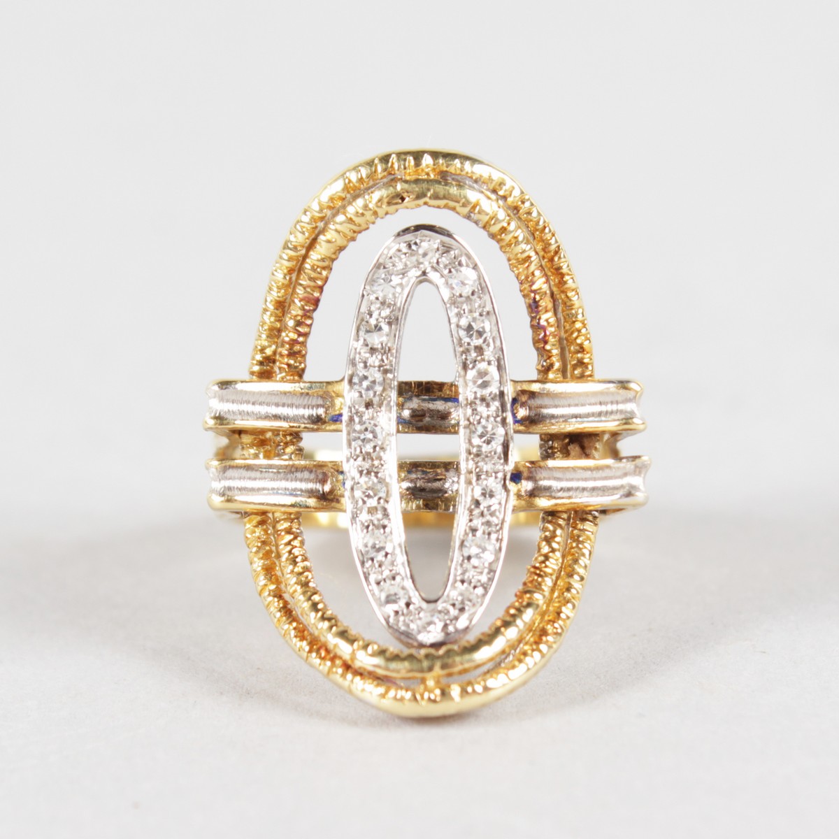 AN 18CT WHITE AND YELLOW GOLD DIAMOND RING.