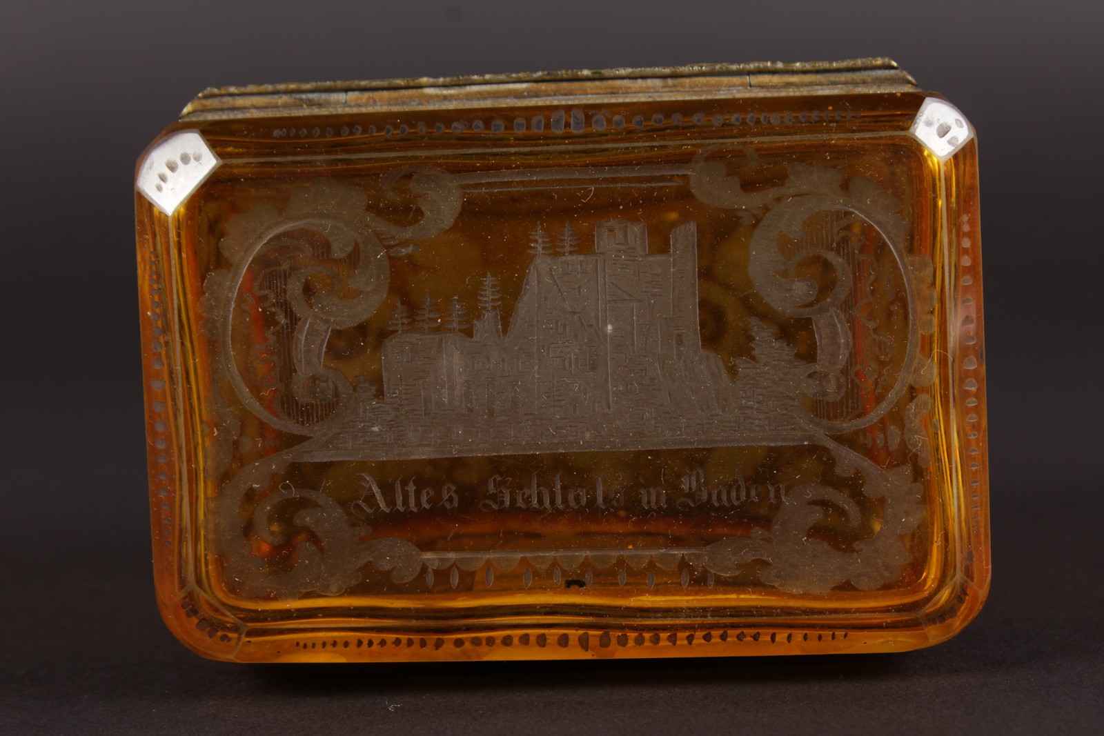 A SMALL BOHEMIAN CASKET AND COVER, engraved SCHLOSS BADEN.. 4ins long. - Image 2 of 4