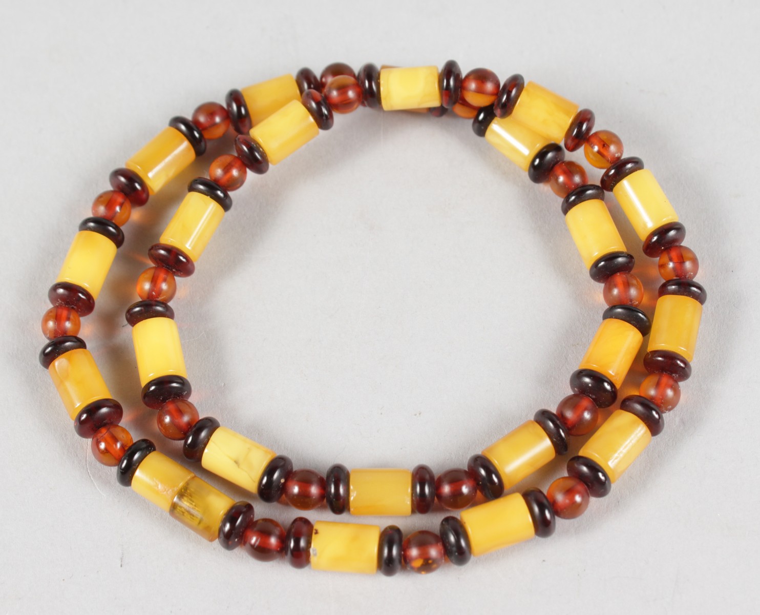 A SMALL AMBER NECKLACE. - Image 2 of 2