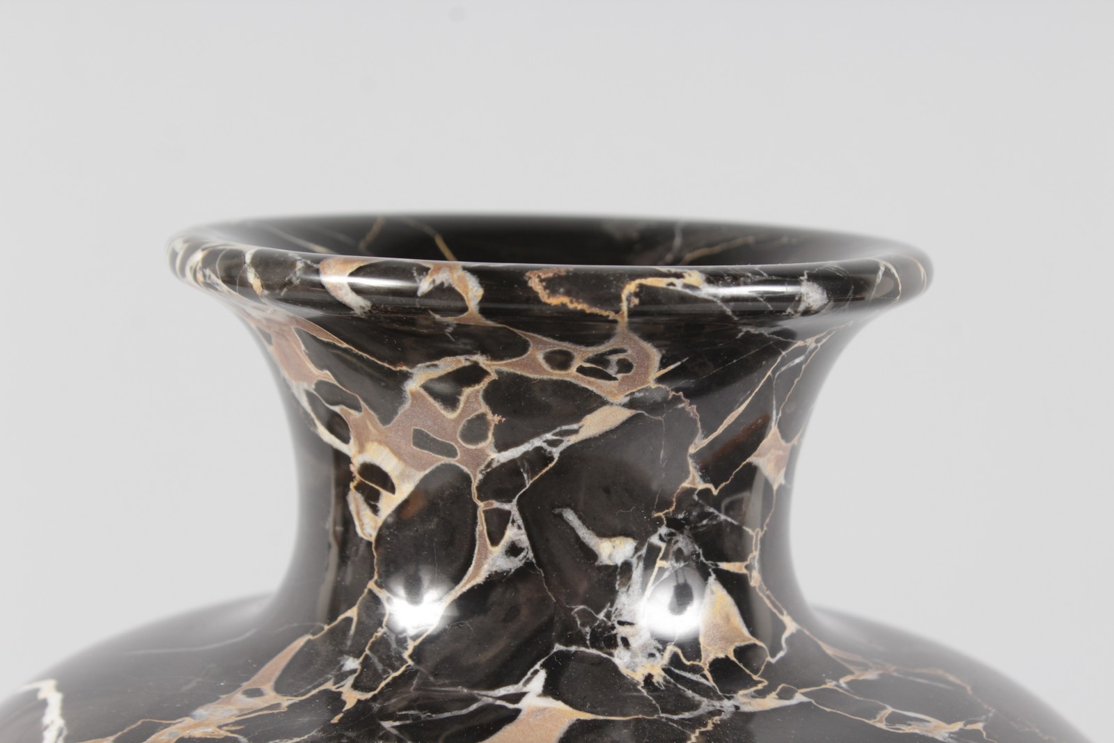 A LARGE BLACK AND GOLD MARBLE VASE. 17ins high. - Image 3 of 4