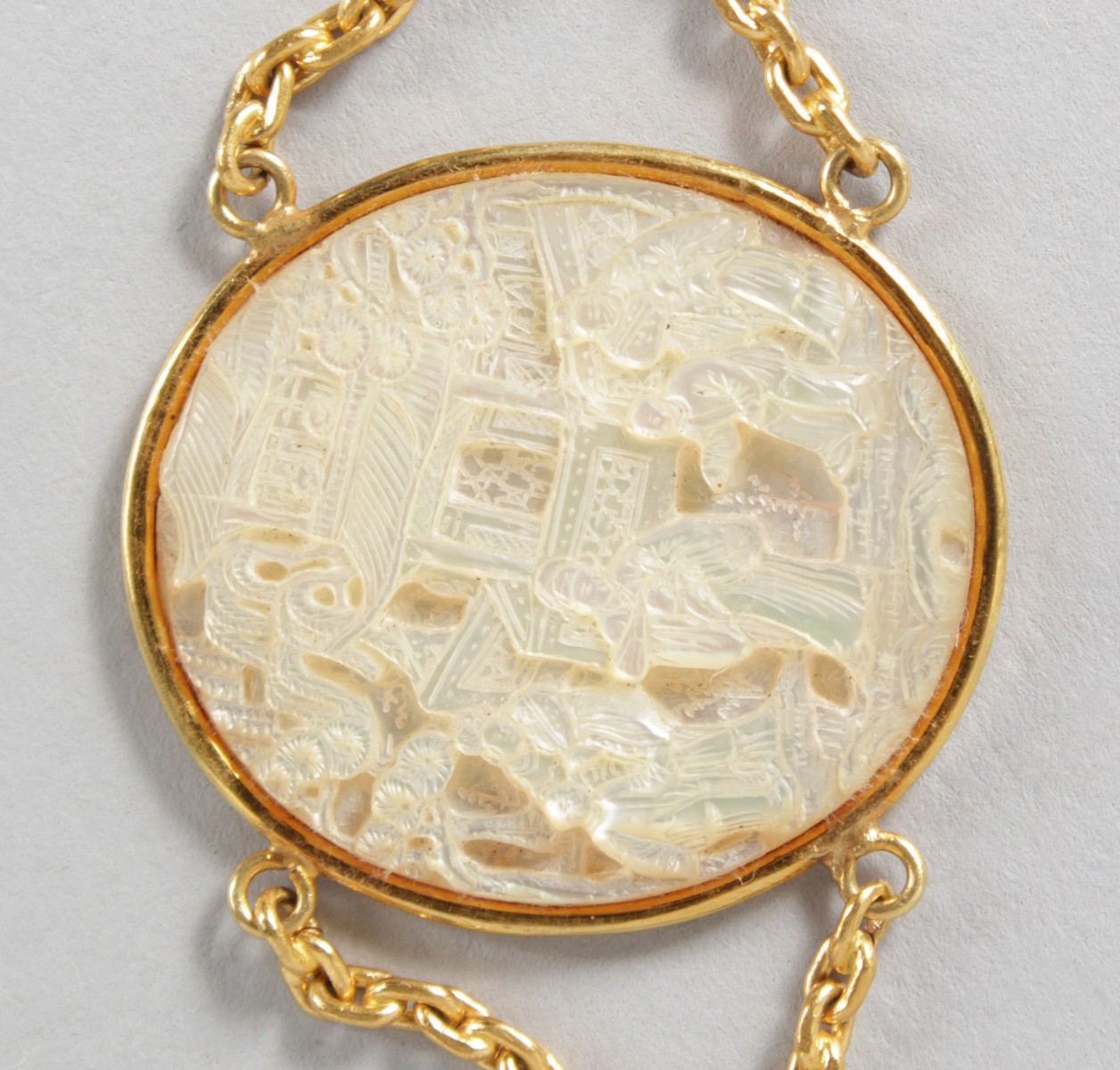 A SUPERB GOLD BRACELET set with SEVEN CARVED CHINESE MOTHER-OF-PEARL OVALS. - Image 7 of 9