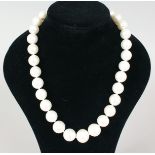 A FINE QUALITY LARGE CULTURED PEARL NECKLACE with 9ct yellow gold clasp.