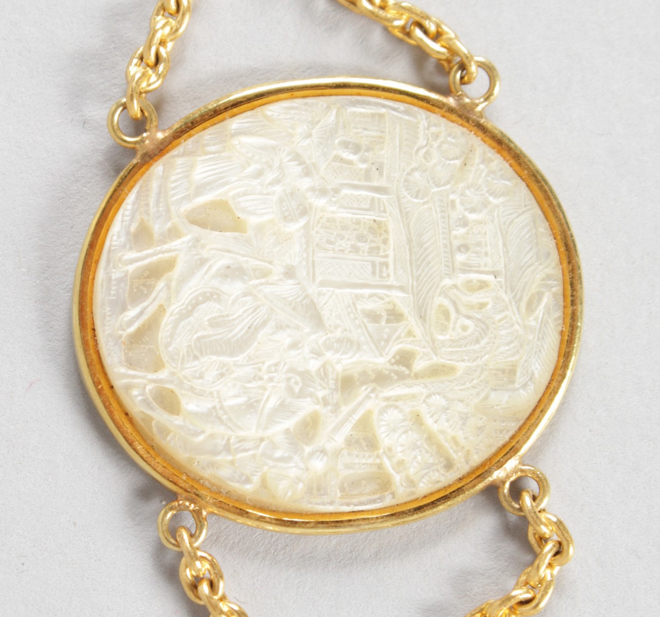 A SUPERB GOLD BRACELET set with SEVEN CARVED CHINESE MOTHER-OF-PEARL OVALS. - Image 5 of 9