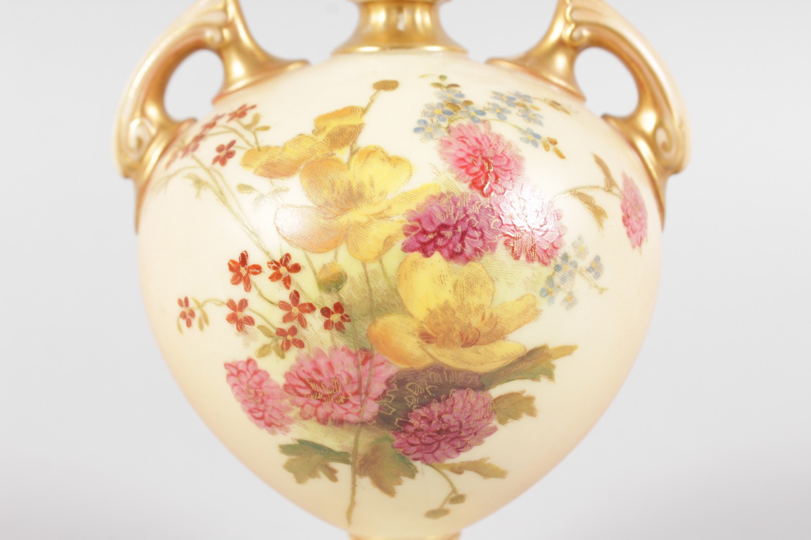 A ROYAL WORCESTER TWO HANDLED BLUSH IVORY VASE, painted with flowers, shape 2249, date code for - Image 3 of 8
