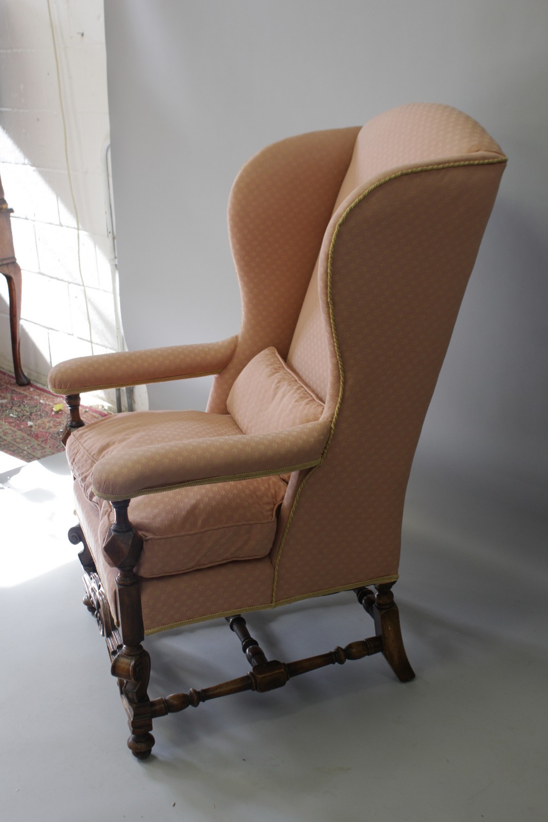 A QUEEN ANNE STYLE UPHOLSTERED WING ARMCHAIR, 20TH CENTURY, with rounded top, padded arms, on turned - Image 5 of 5