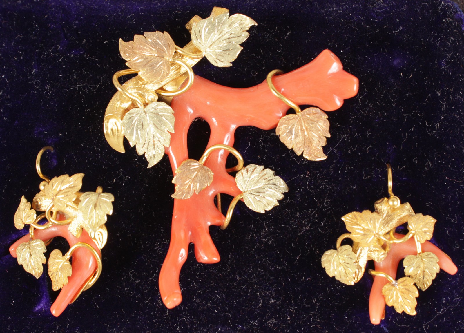 A VICTORIAN YELLOW GOLD AND CORAL BROOCH and PAIR OF EARRINGS, Circa. 1878, in blue velvet and